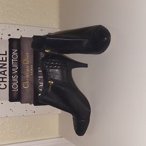 EUC Vince Camuto ankle booties, sz 7.5, black w/ quilted toe/heel, leather